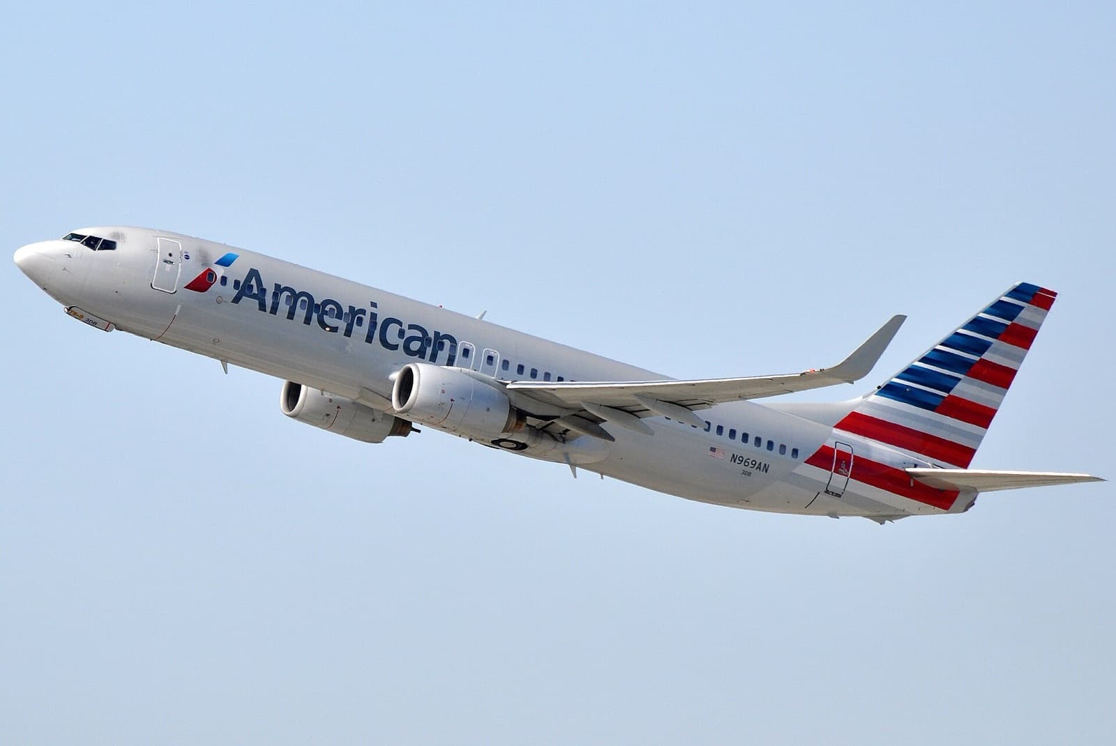 American Airlines Boeing 737-800 N969AN climbing out of Los Angeles