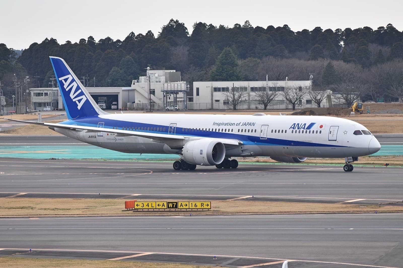 Boeing 787-9 JA895A in ANA livery taxiing at Tokyo Narita in March 2019